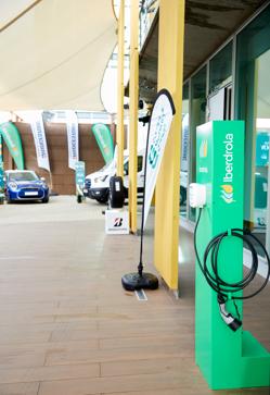 Imagen secundaria 2 - Los ganadores posan en El Jardín de Vocento con sus galardones de estos Premios Motor Mujerhoy 2024, que han sido posibles gracias el patrocinio de Bridgestone e Iberdrola y la colaboración de Europcar Mobility Group.