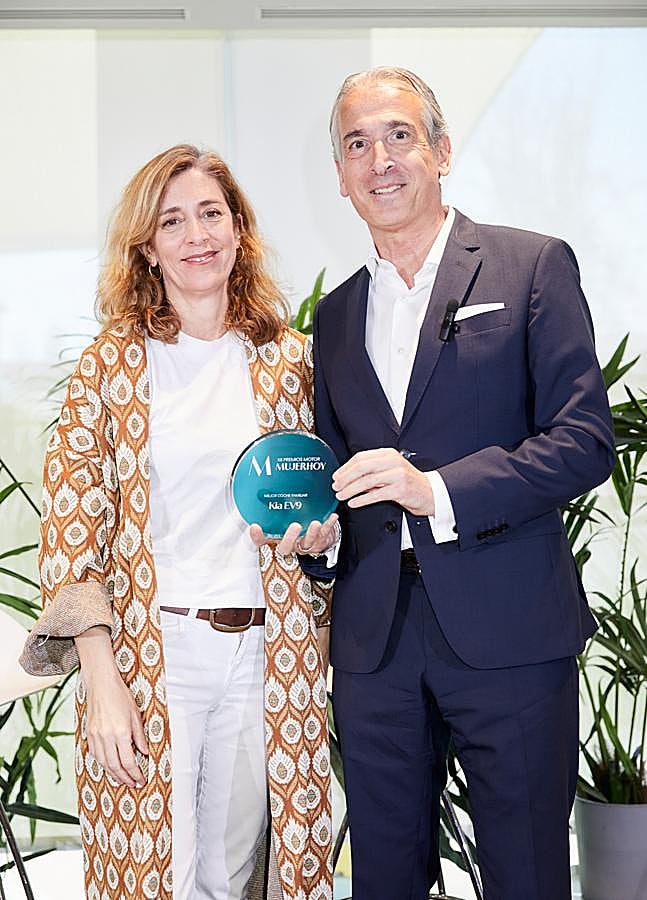 Imagen - Ainhoa Bergés, directora de Márketing del Área de Lujo, Estilo de Vida y Revistas de TESA, entrega el Premio al Mejor Coche Familiar a Emilio Herrera, presidente y CEO de KIA Iberia.