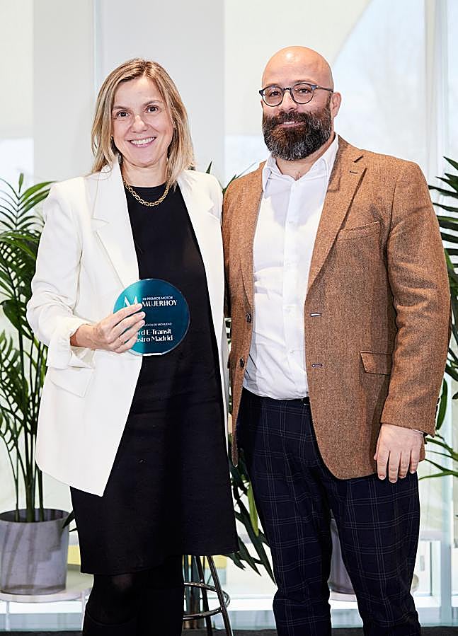 Imagen - Domingo Rodríguez Ayerbe, director comercial de Vocento Medios, entregó el galardón a la Mejor Solución de Movilidad a Cristina del Rey, directora de Comunicación de Ford. Foto: Álex Rivera.