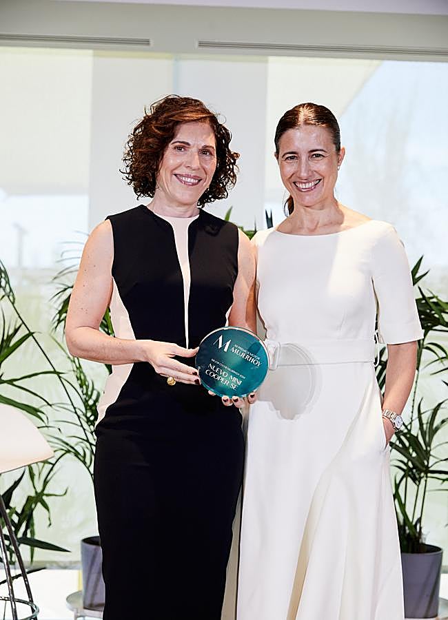 Imagen - Samary Fernández Feito, directora general del Área de Lujo, Estilo de vida y Revistas de Vocento ha entregado a Pilar García de la Puebla, directora de comunicación de BMW Group, el Premio al Coche Mujerhoy 2024.