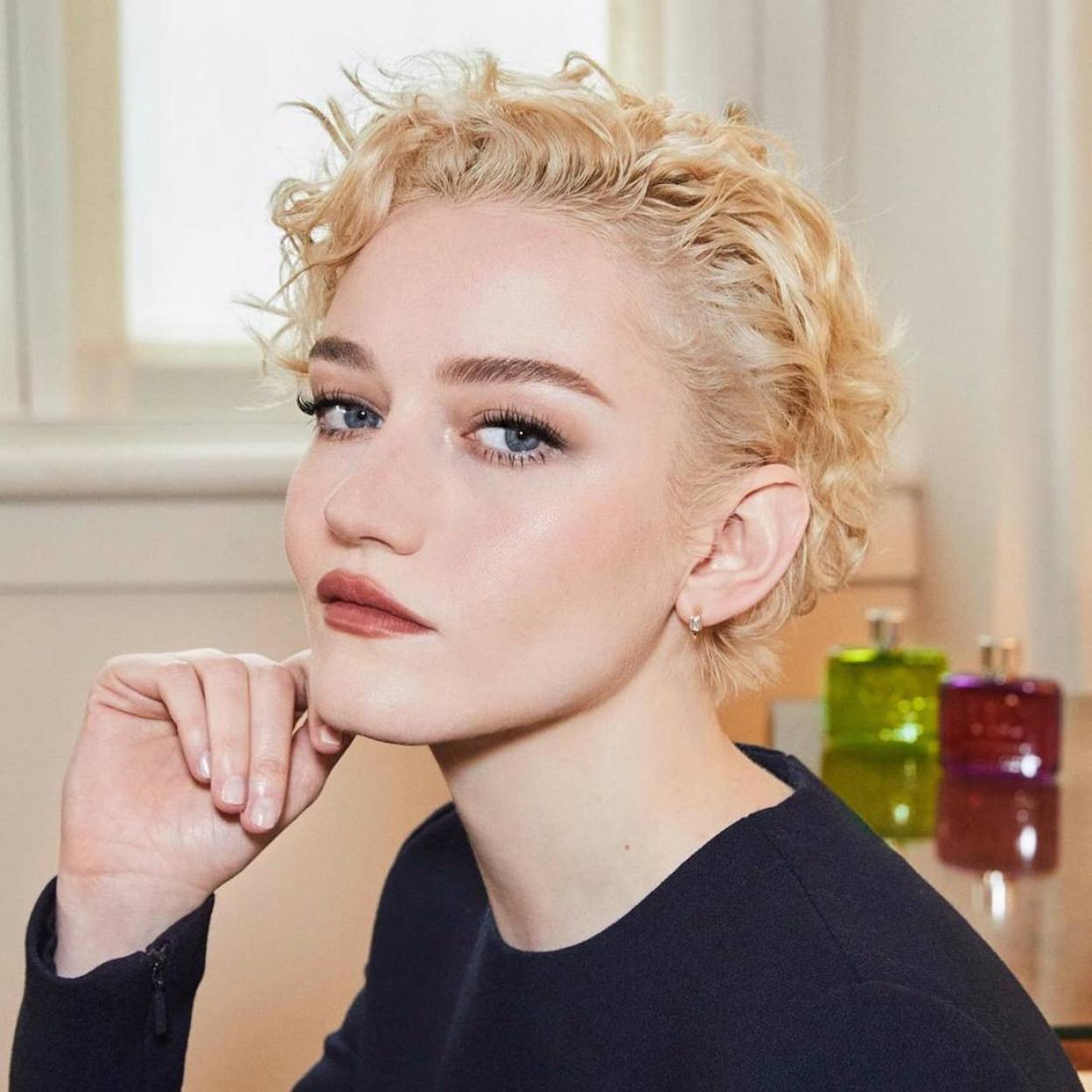 Julia Garner con piel luminosa