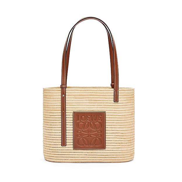 Bolso estilo capazo en rafia y piel de Loewe.