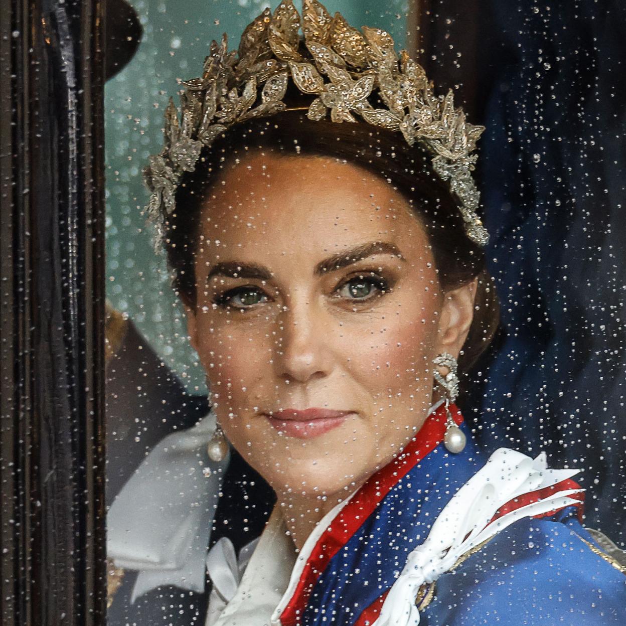 Tras semanas de rumores y teorías virales, Kate Middleton tuvo que reconocer finalmente que sufre cáncer, la misma enfermedad que aqueja al rey Carlos III. 