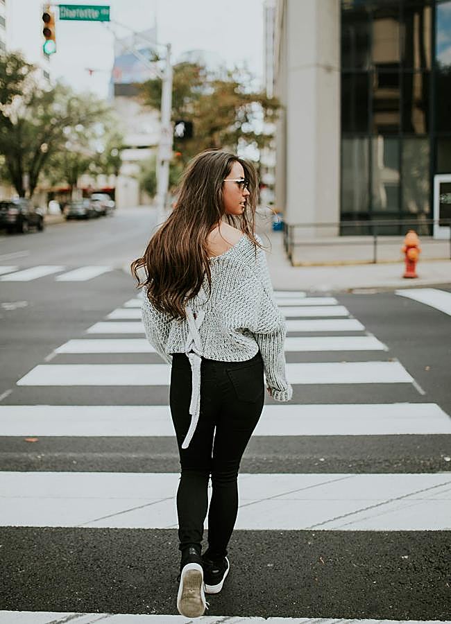 Imagen - Hay ciertas pautas que debes cumplir para conseguir perder peso mientras caminas. / Foto de Brooke Cagle en Unsplash.