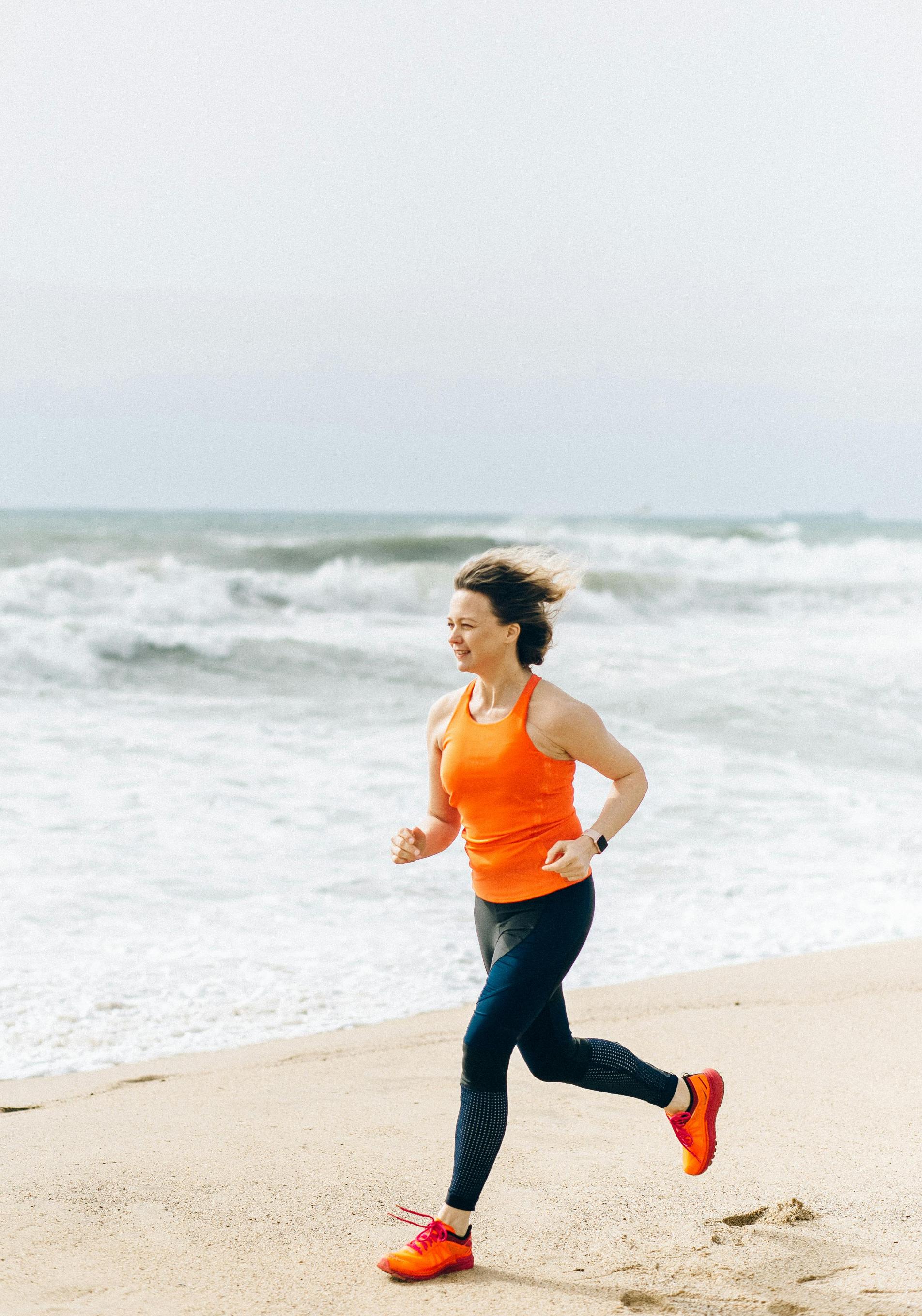 Mujer corriendo por la playa. 