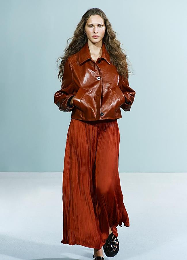 Imagen - Falda midi plisada en naranja de Zara.