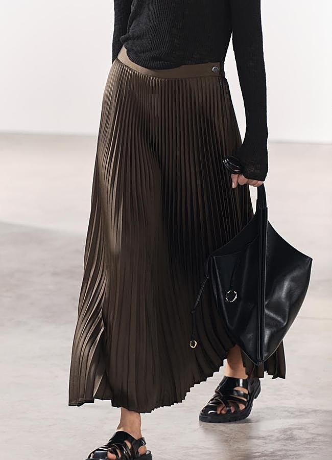 Imagen - Falda midi en caqui de Zara.