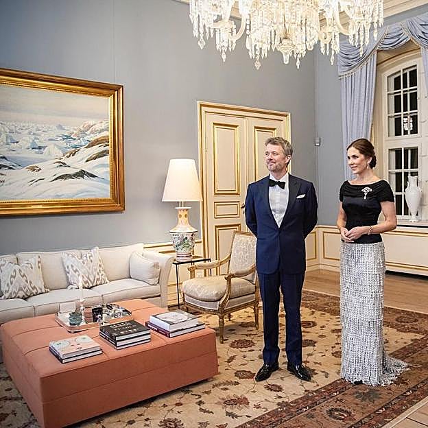 Los reyes daneses en uno de los salones del palacio. 