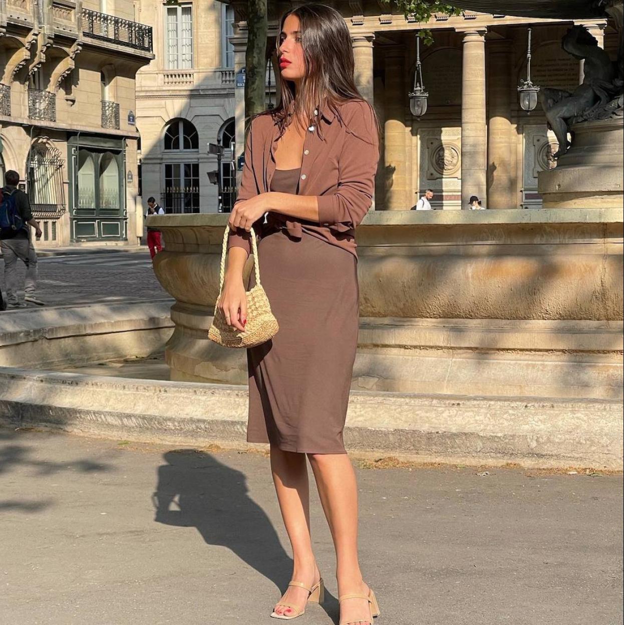 Influencer con sandalias de tacón bajo