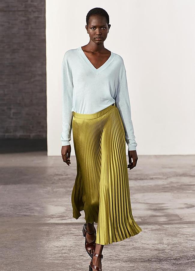 Imagen - Falda midi plisada en verde de Zara.