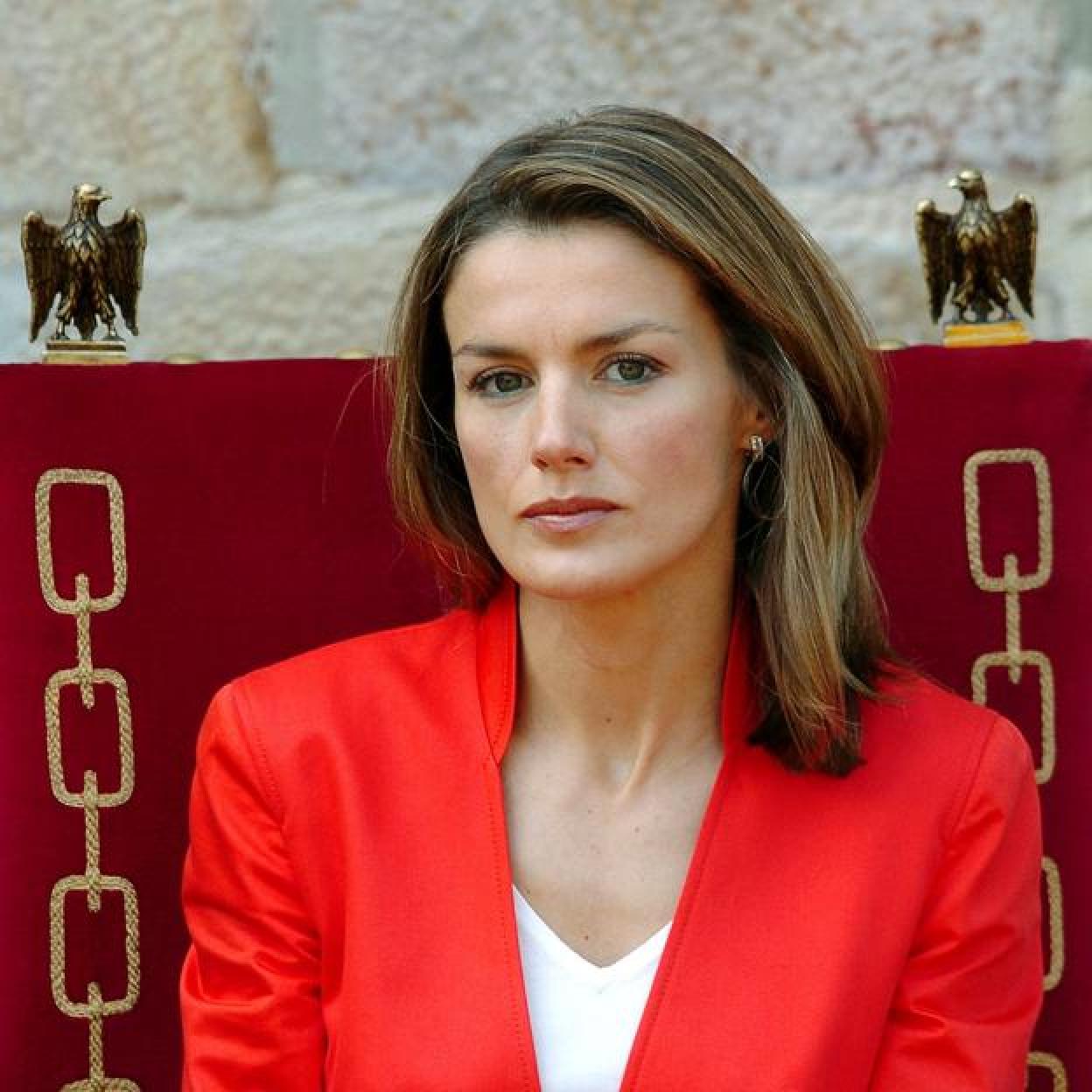 La reina Letizia, de rojo y blanco, en una imagen de archivo.
