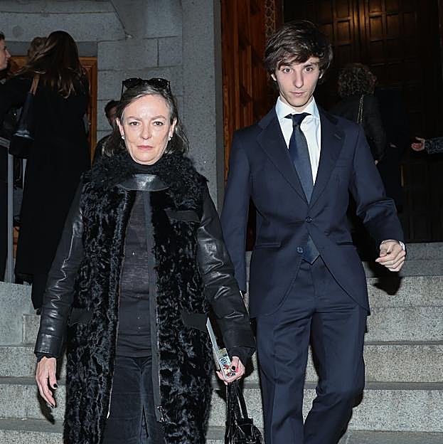 Martilde Solís, con su hijo menor, Francisco Borja, en el funeral celebrado en memoria de su hermano. 