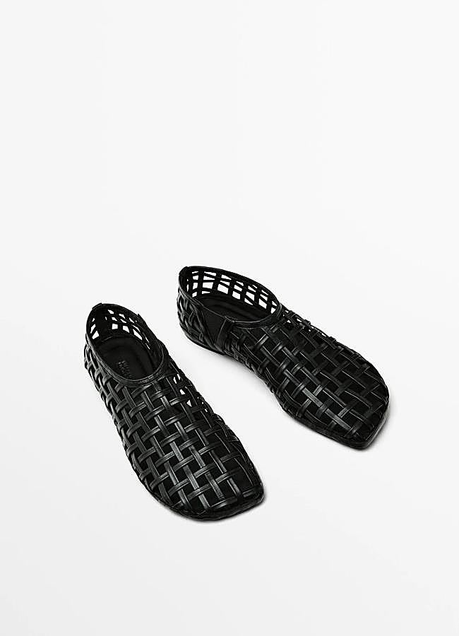 Imagen - Zapato plano trenzado en negro de Massimo Dutti.
