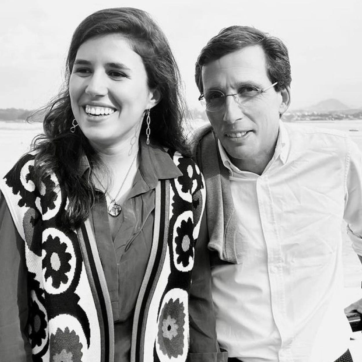 Almeida junto a su prometida, Teresa Urquijo. 