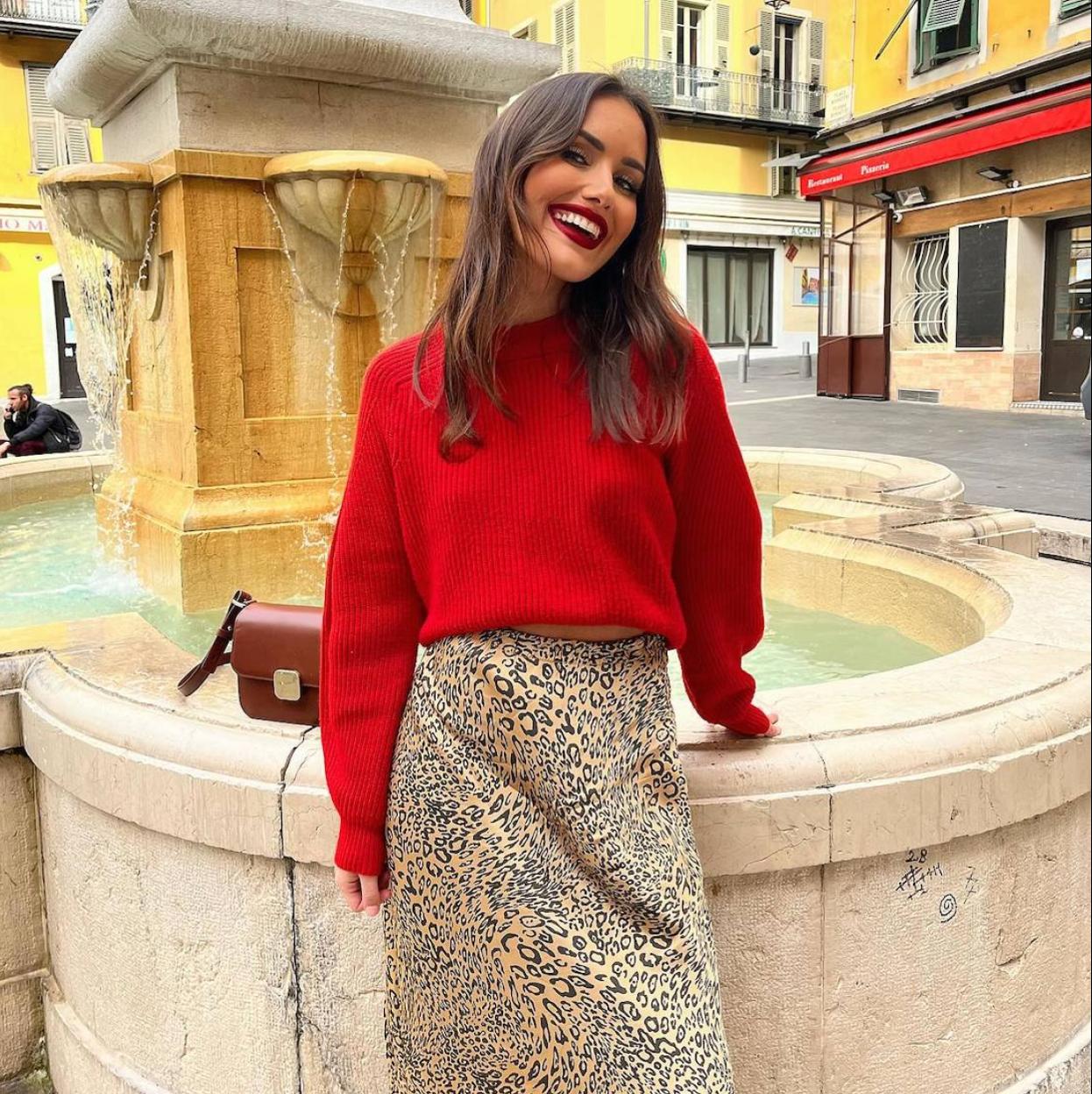 Influencer con falda de leopardo