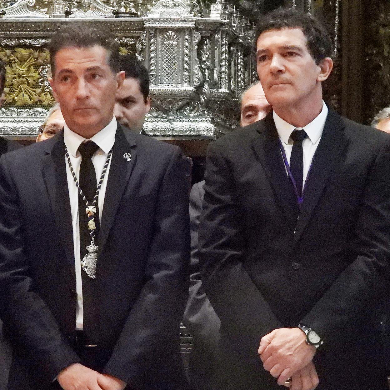 Antonio Banderas junto a su hermano Javier en la Semana Santa de Málaga. 