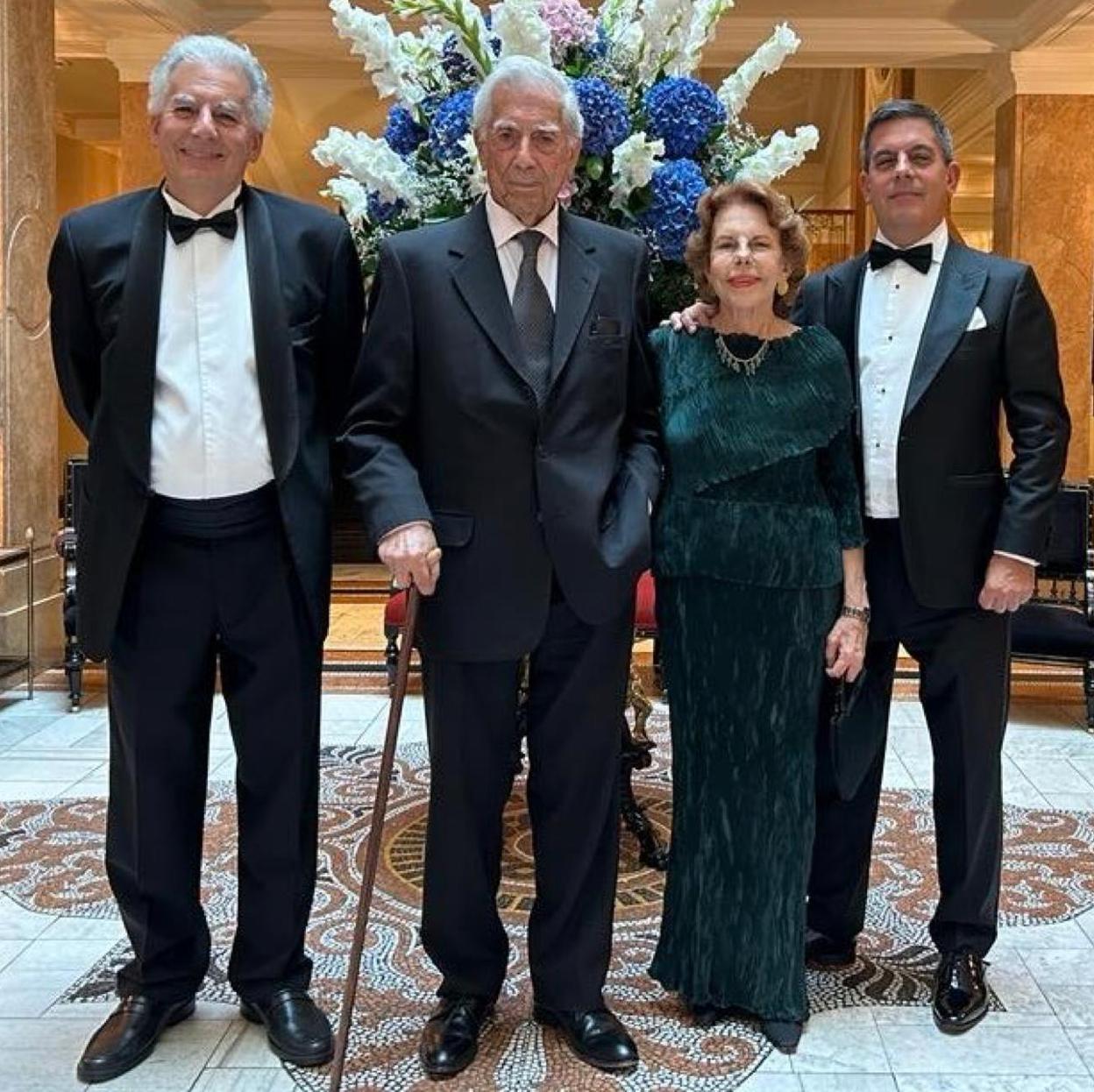 Mario Vargas Llosa, rodeado de su ex mujer Patricia y dos de sus hijos.