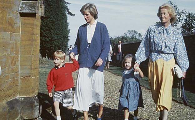 Diana de aAles lleva al colegio a su hijo Harry junto a su madre, lady Frances Spencer, conocida como Frances Shand Kydd tras su segundo matrimonio.