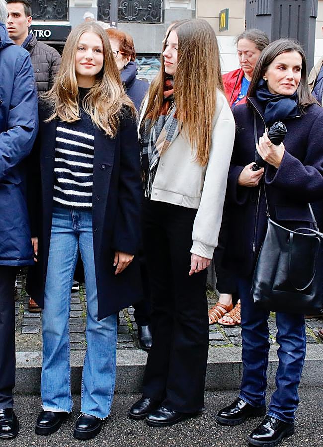 Imagen - La princesa Leonor acompañada por la infanta Sofía y la reina Letizia. FOTO: Limited Pictures.