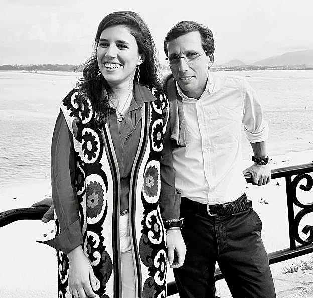Teresa Urquijo junto a su prometido y alcalde de Madrid, José Luis Martínez-Almeida. 