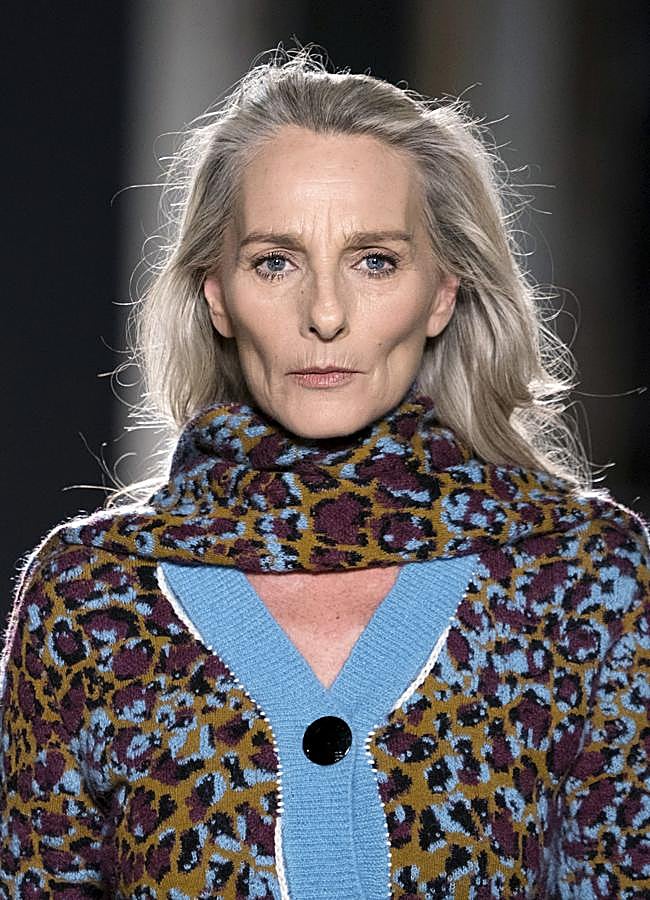 Imagen - Una mujer con canas y corte a capas. Foto: Launchmetrics spotlight.