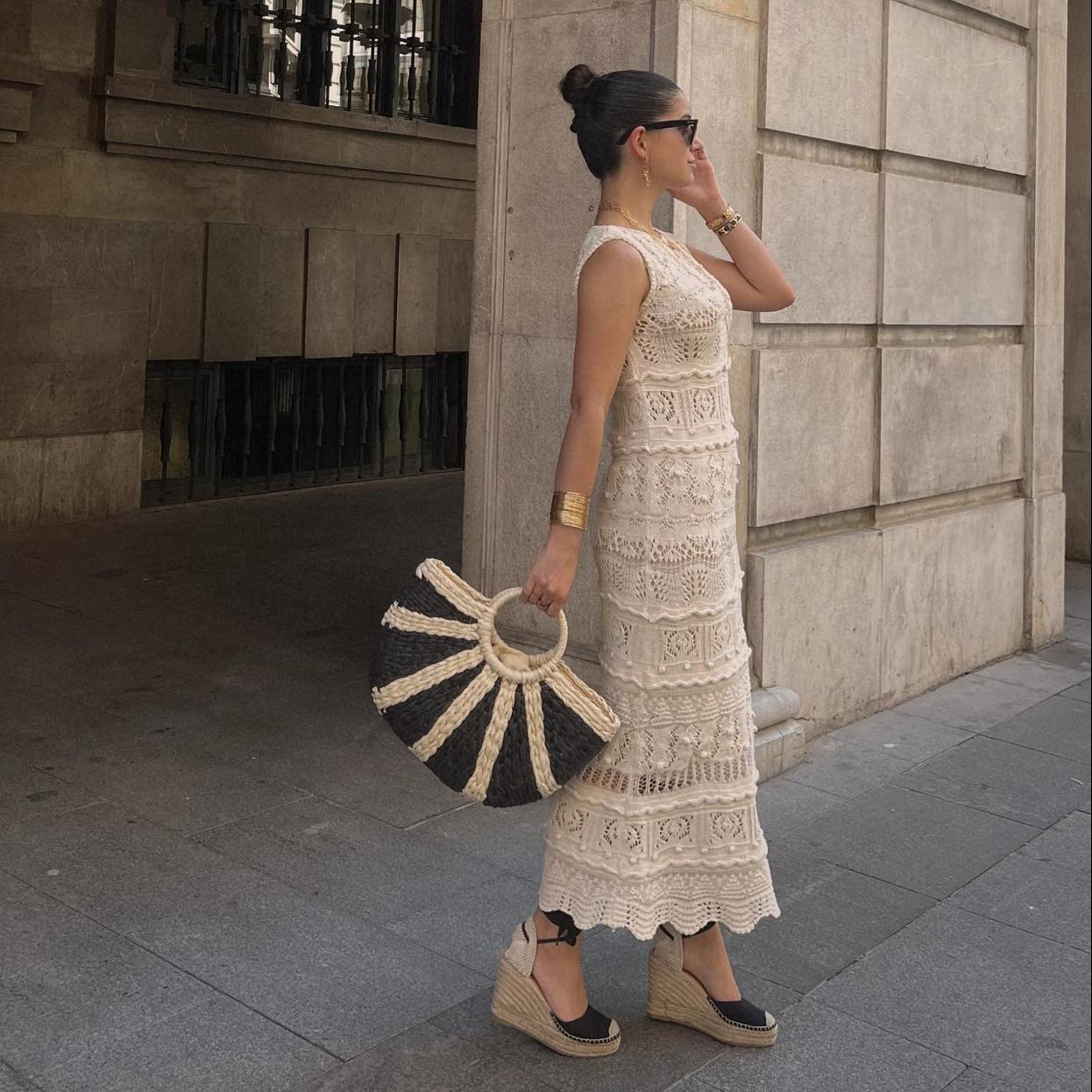 Una influencer con unas alpargatas de Macarena Shoes.