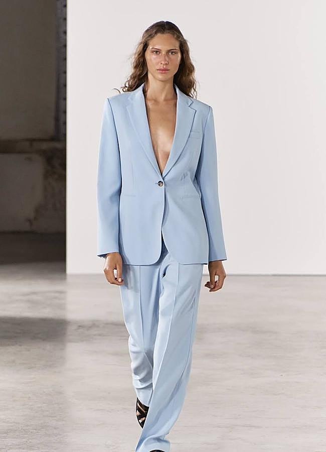 Imagen - Look de traje en azul bebé