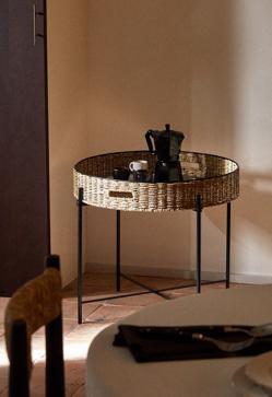 Imagen secundaria 2 - La mesa de madera de acacia cuesta 49.90 euros; las mesas de fibras naturales con bandeja plegable cuestan 59.90 y 69.90 euros cada una.