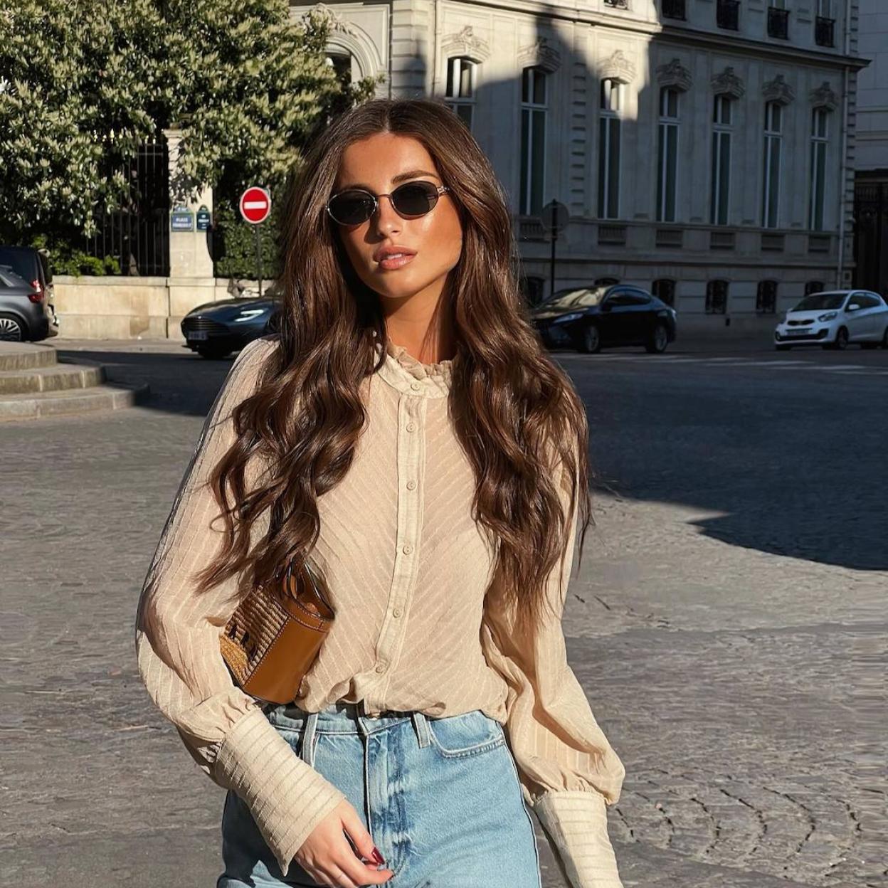 Influencer con pelo brillante y bonito