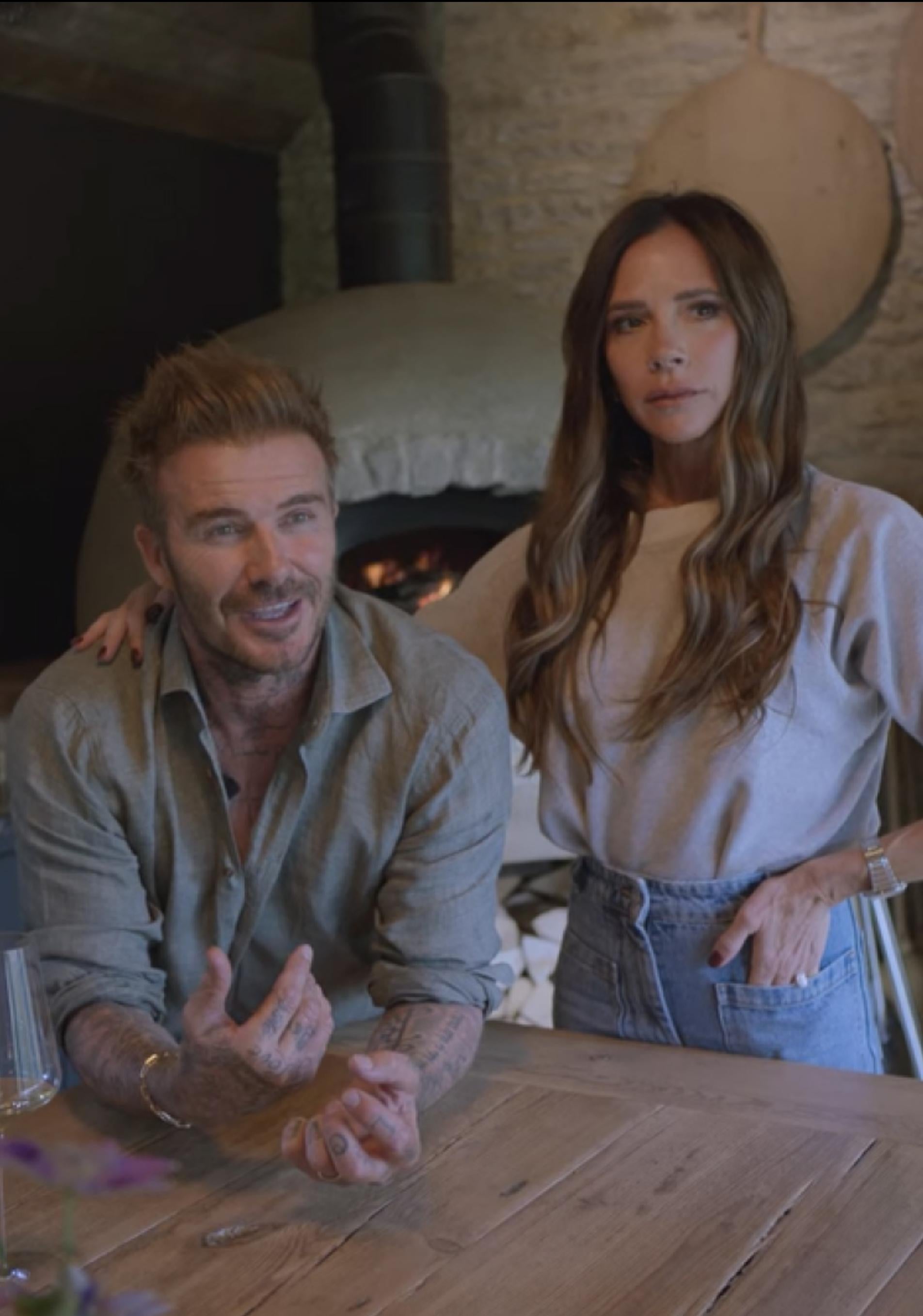 David y Victoria Beckham en la cocina de su mansión en los Cotswolds.
