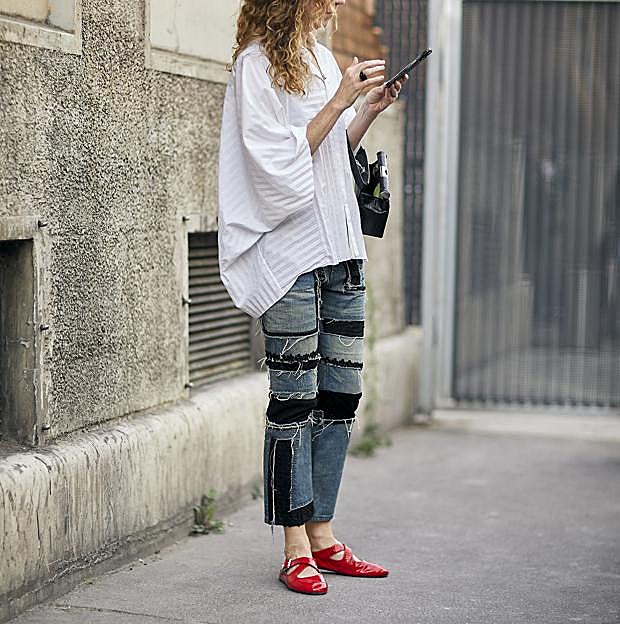 Imagen principal - Bailarinas rojas combinadas con prendas básicas.