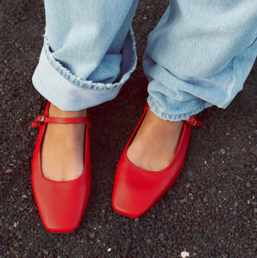 Imagen secundaria 1 - Bailarinas rojas combinadas con prendas básicas.