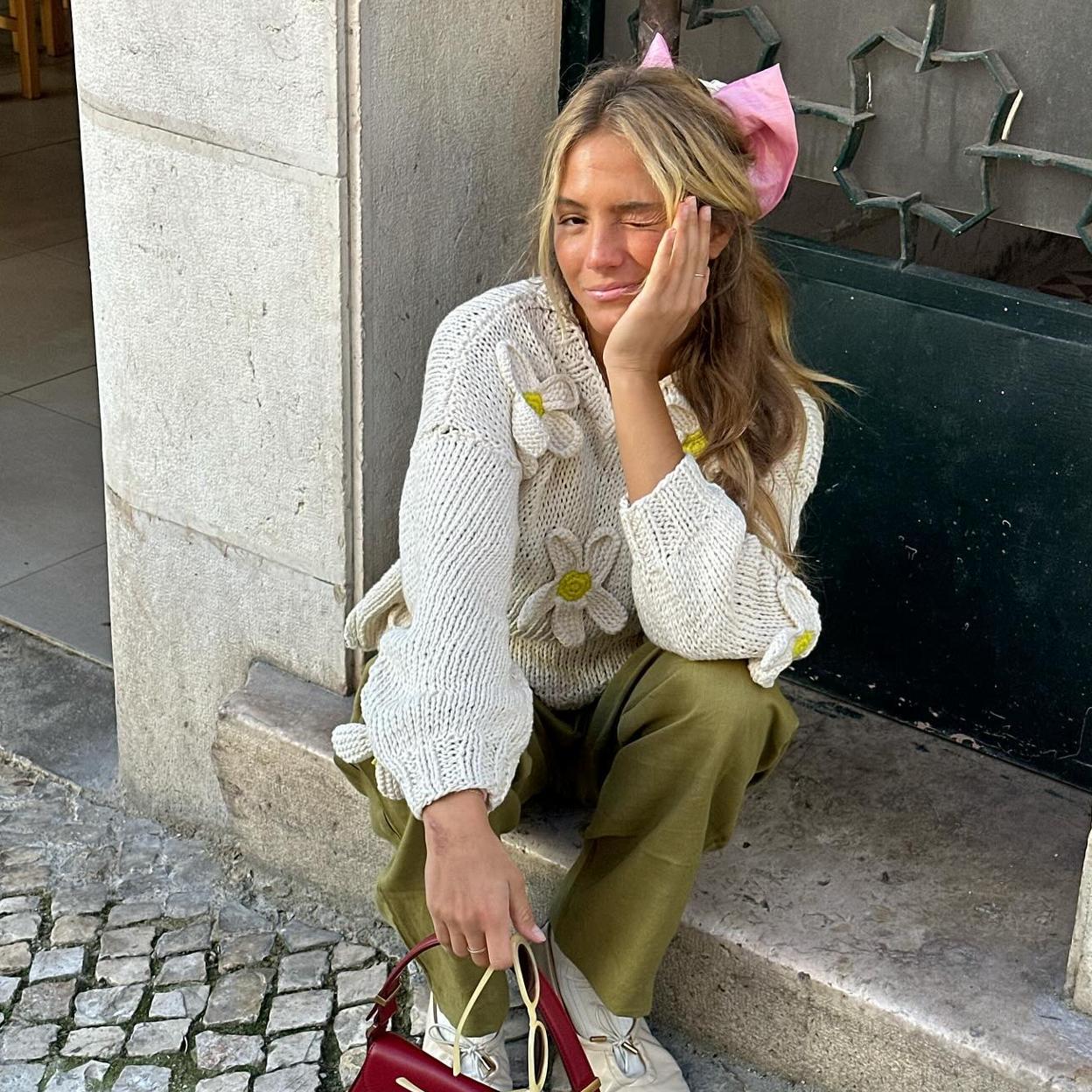 Influencer con complementos coquette