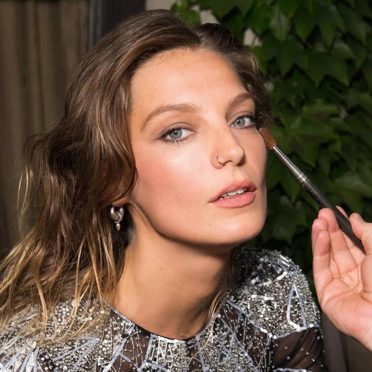 Modelo con mirada despierta y luminosa