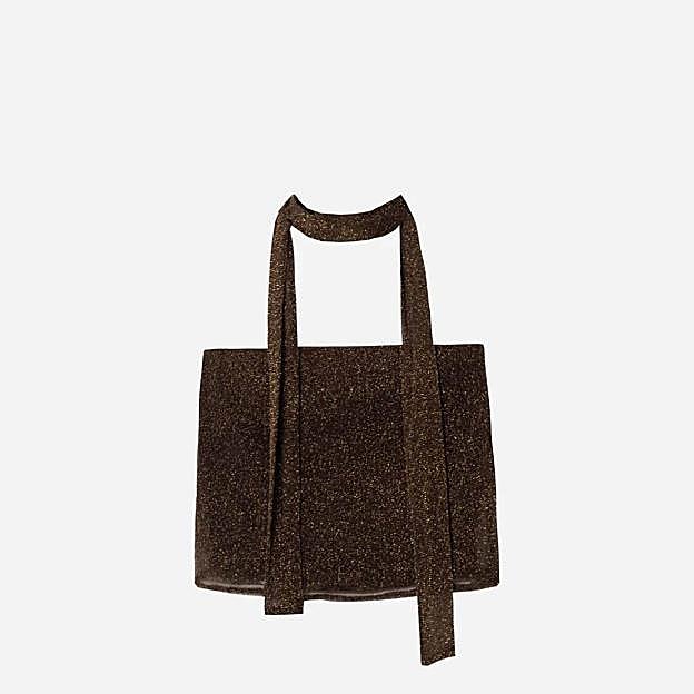 Imagen principal - Top de The Are (34,95€)/ Falda Moonstone de Bimani (250€)/ Sandalias destalonada de Mango (39,99€)