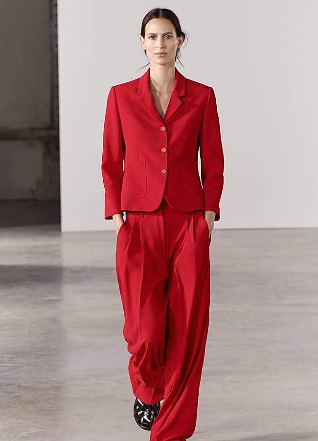 Imagen - Traje rojo estilo lujo silencioso