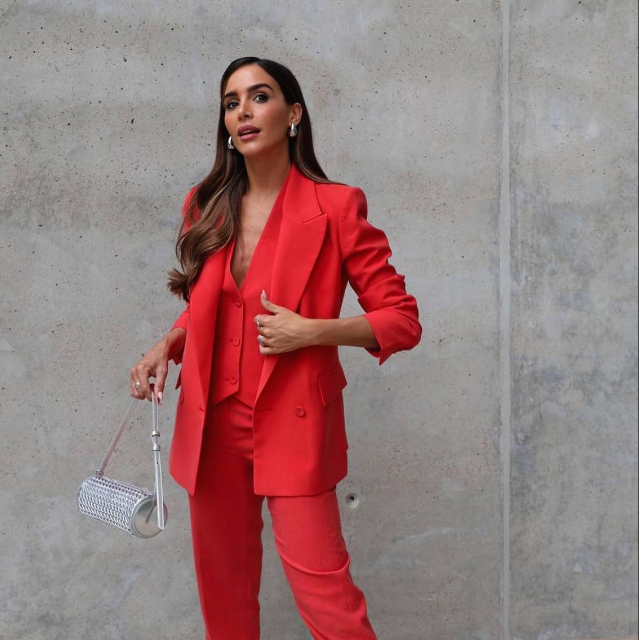 Influencer con traje rojo