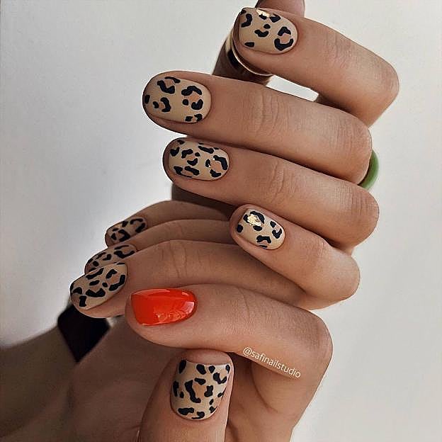 Uñas animal print combinadas con esmalte rojo