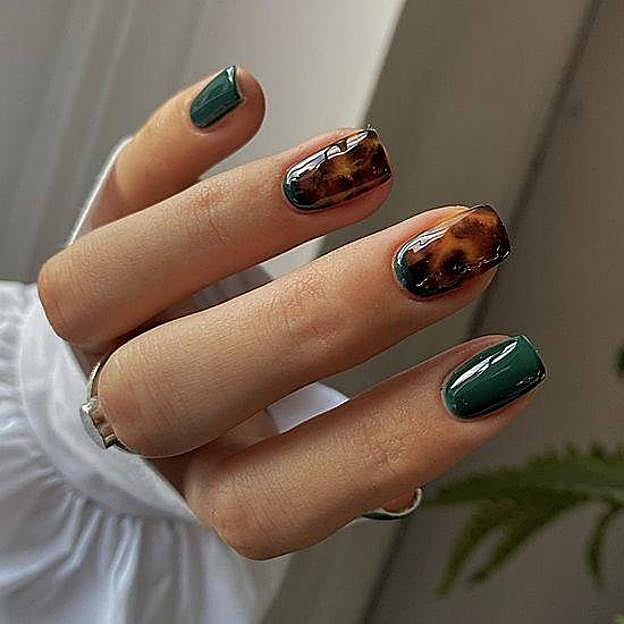 Uñas animal print con tonos joya en verde esmeralda