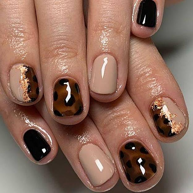 Manicura animal print con tonos neutros
