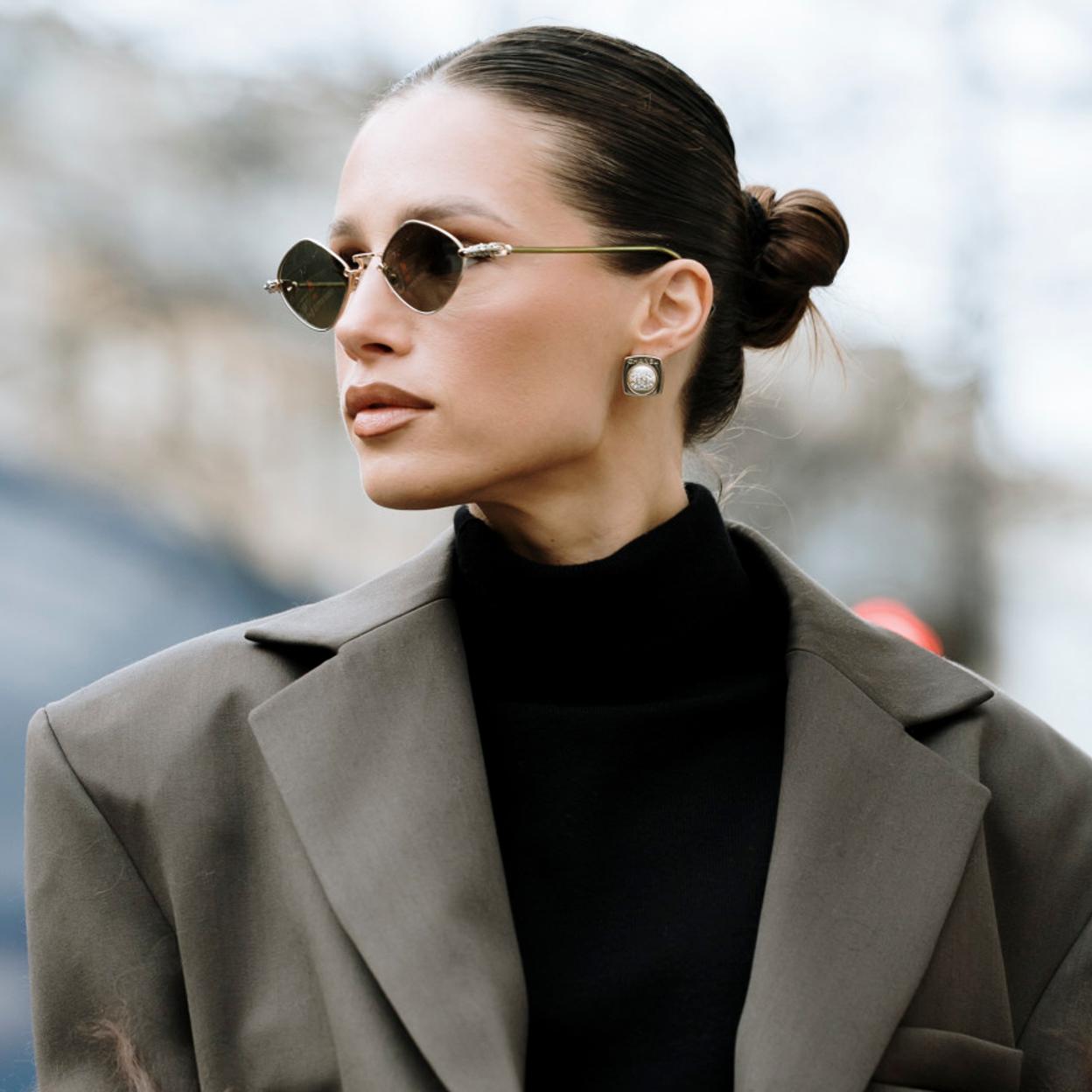 Mujer con pendientes de perlas