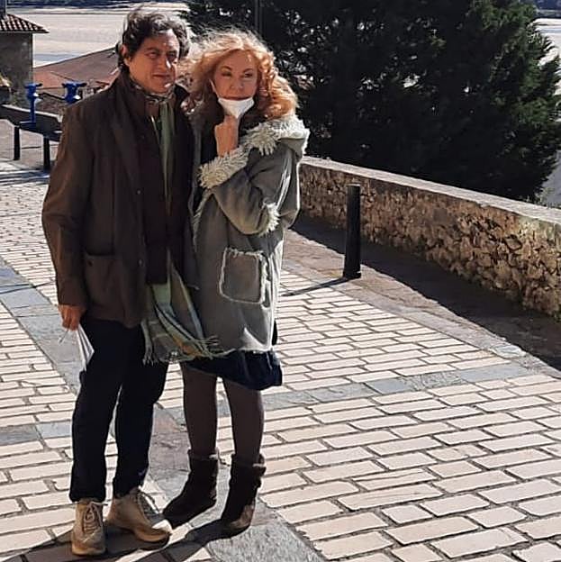 En junio de 2021, cuando María Eugenia y su marido fueron a firmar a San Vicente de la Barquera los documentos de su boda. La ceremonia la ofició después la alcaldesa de Comillas, Titín Noceda. 