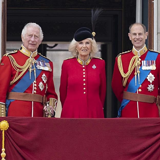 Carlos III y Camila junto a Eduardo de Edimburgo