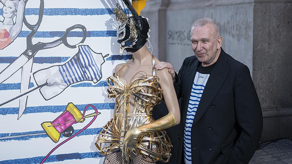 Jean Paul Gaultier junto a una de sus actrices.