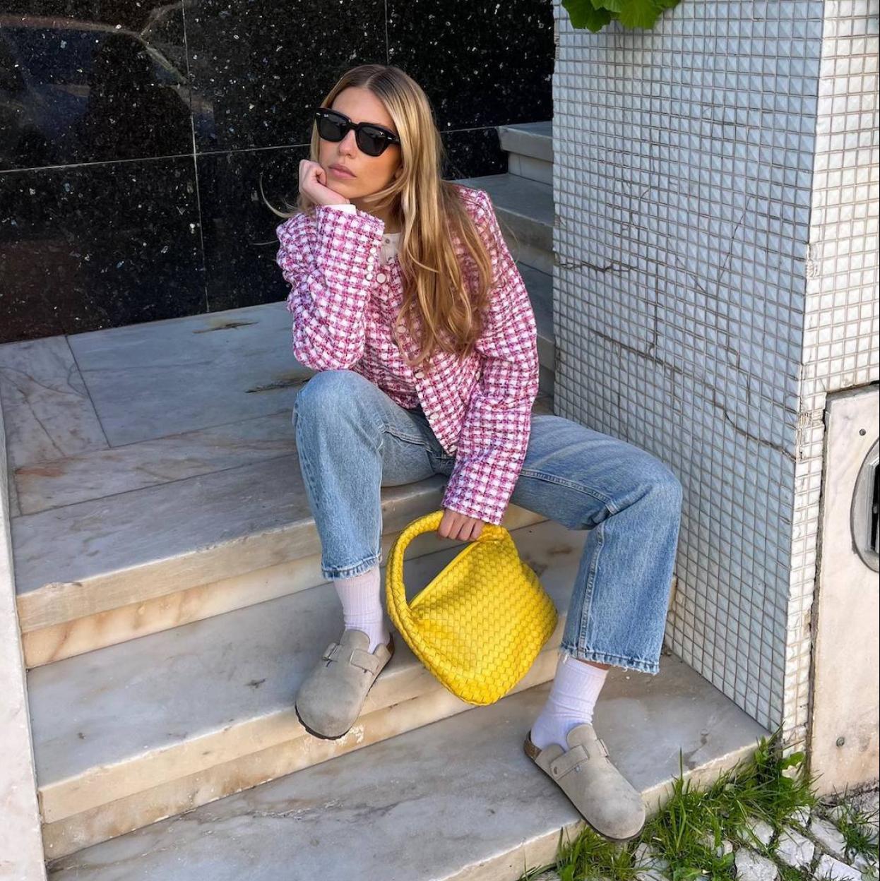 Influencer con zuecos tendencia para primavera