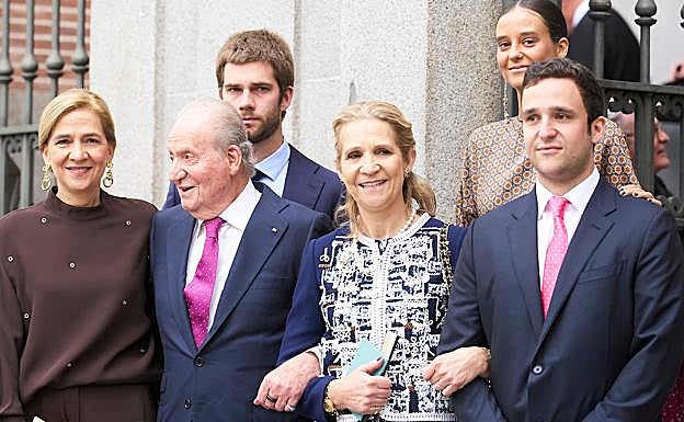El rey Juan Carlos, feliz rodeado de sus hijas, la infanta Elena y la infanta Cristina, y de sus nietos mayores. 
