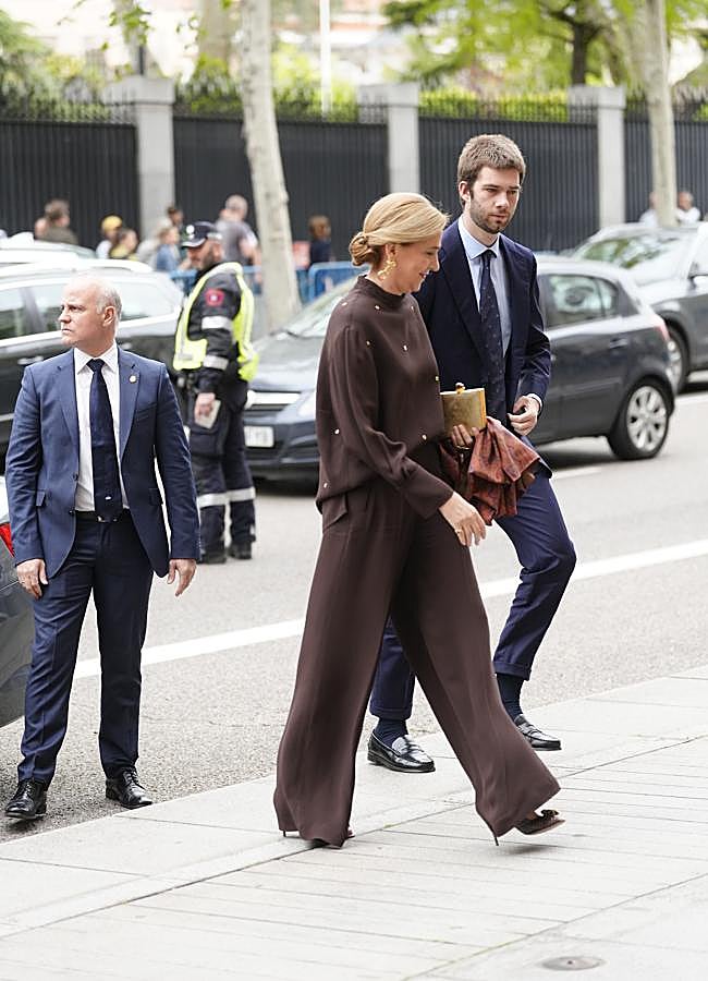 Imagen - La infanta Cristina con total look en marrón chocolate acompañada de su hijo Juan. Foto: Limited Pictures.