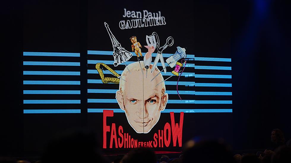 Cartel que presenta el espectáculo de Jean Paul Gaultier.