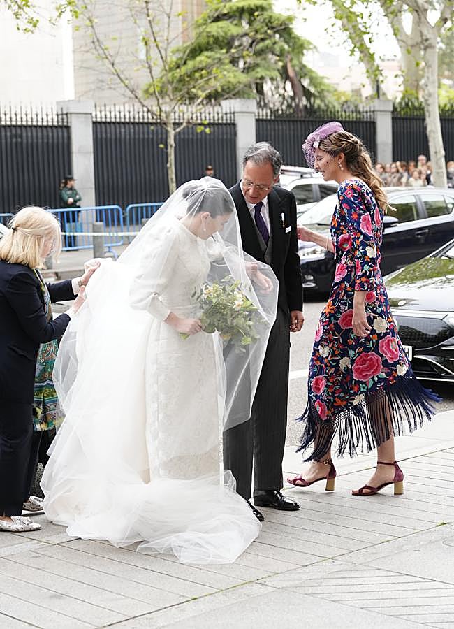 Imagen - Victoria López-Quesada ayudando a Teresa Urquijo con su vestido de novia. / LIMITED PICTURES