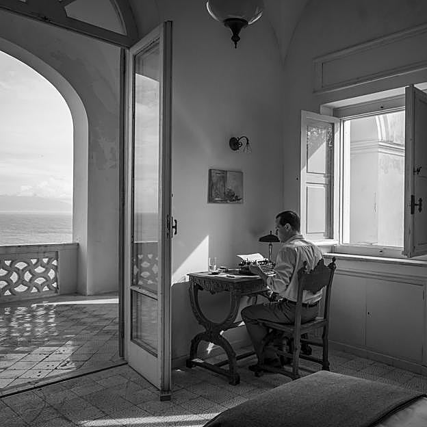 Andrew Scott como Ripley en una de las estancias de Villa Torricella, la propiedad que hace las veces de la casa de Dickie y que se puede alquilar en Airbnb.